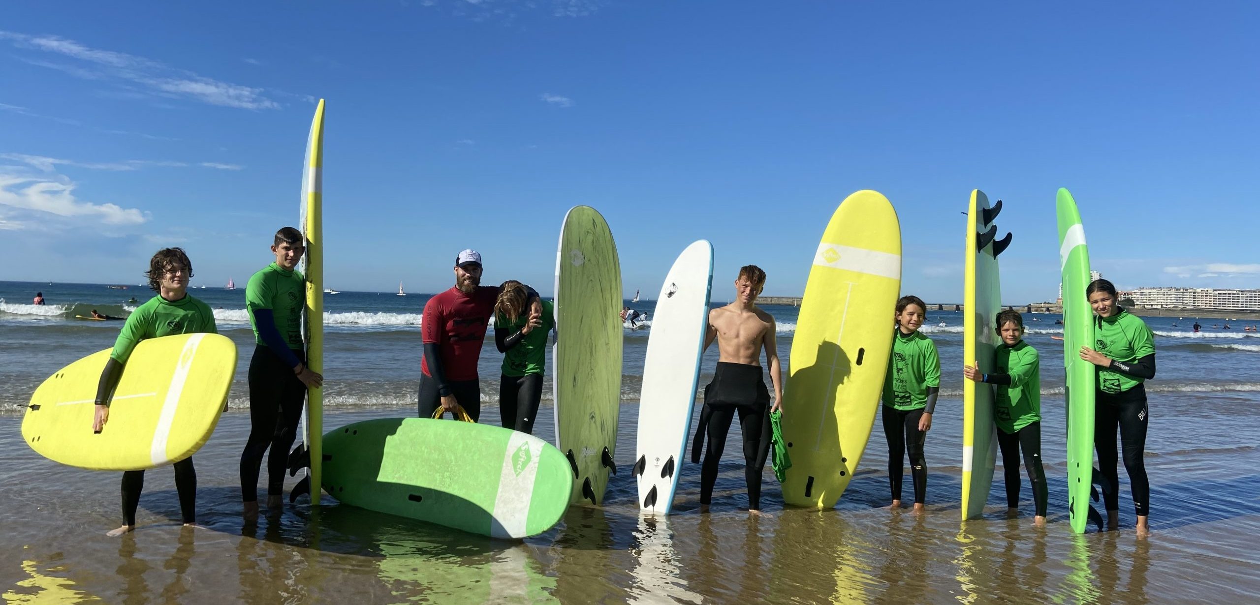 groupe session surf baie des sables d'olonne frères de la côte